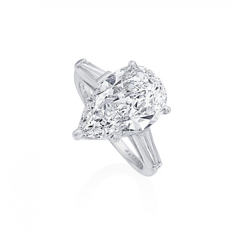 https://www.simonsjewelers.com/upload/product/5.04ct Platinum Pear Shape Diamond Engagement Ring with Tapered Baguettes & Matching Band
